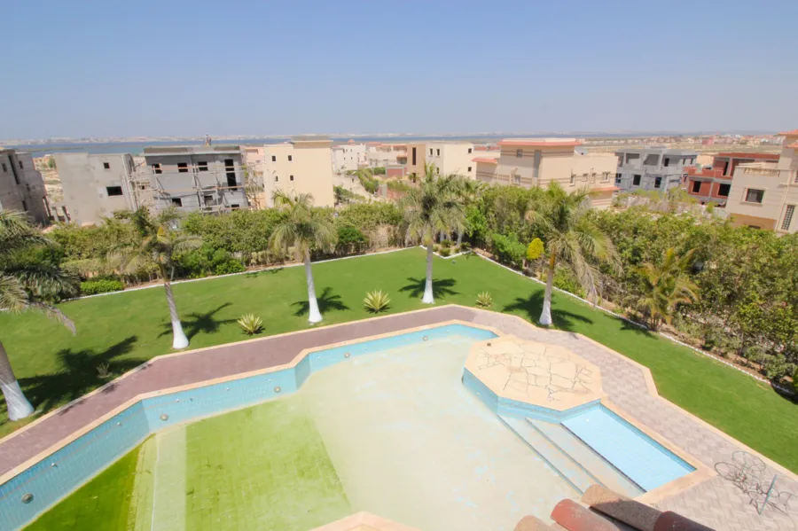 فيلا مسجلة للبيع 2800م كينج مريوط  (كمبوند  LakeSide)