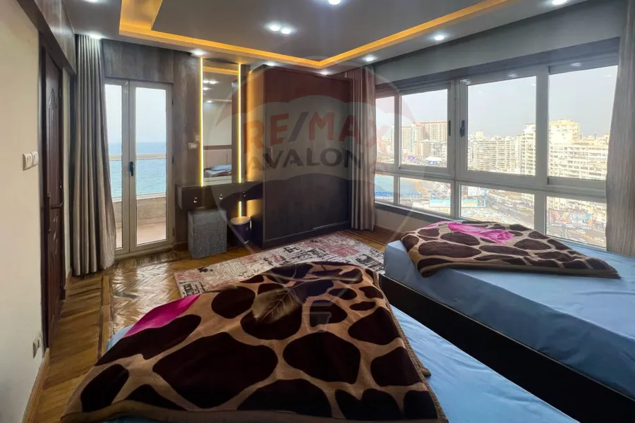 شقة دوبلكس للبيع 120 م جليم (علي البحر مباشرة)