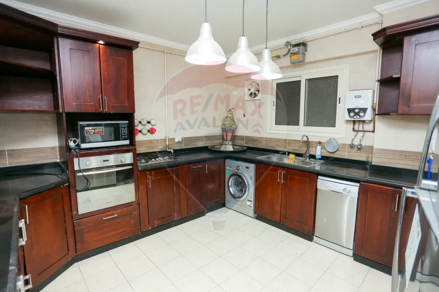 شقة للبيع 250 م سموحة (ش حسن علام)