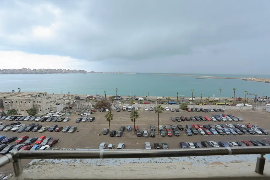 شقة للايجار مفروش 165م  الازاريطة (على البحر مباشرة)