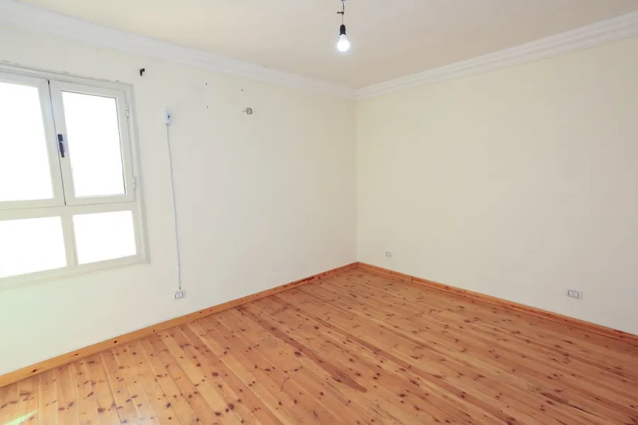 شقة للايجار 110م محطة الرمل (خلف سينما مترو)