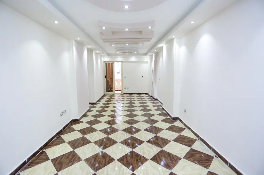 شقة للبيع 135 م ميامي ( ش قائد اسراب البحار )