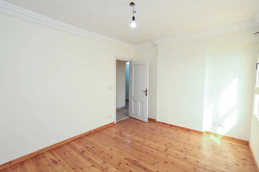 شقة للايجار 110م محطة الرمل (خلف سينما مترو)