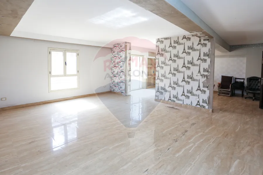 شقة للإيجار 315 م  كفر عبده (ش قرداحى - خطوات من شارع ابوقير الرئيسي)