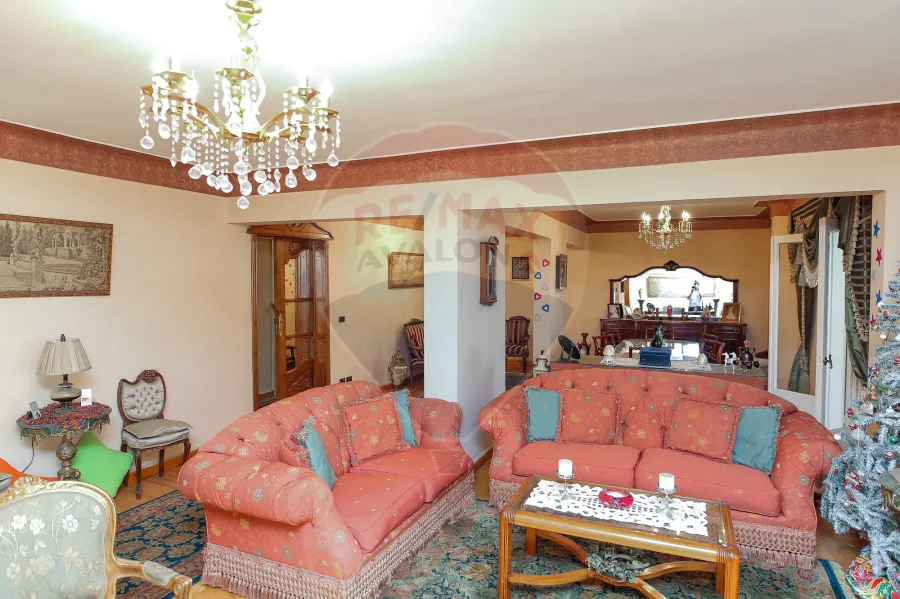 (شقة للبيع 250 م رشدي (على الترام مباشرة