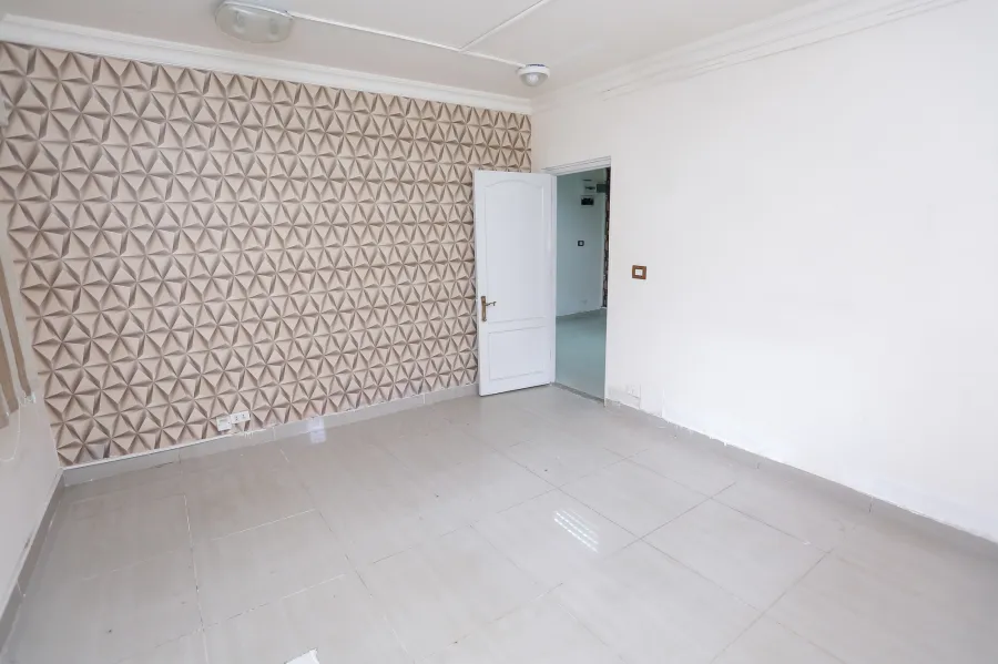 مكتب للإيجار 85م  كامب شيزار (ش بورسعيد) - 5000 ج شهرياً