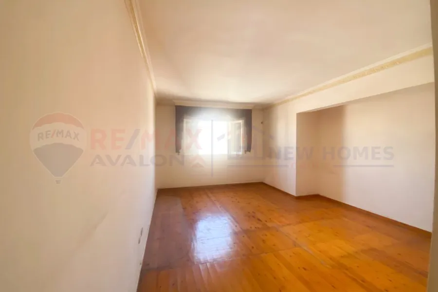 شقة للبيع 177 م لوران (علي الترام مباشرة)