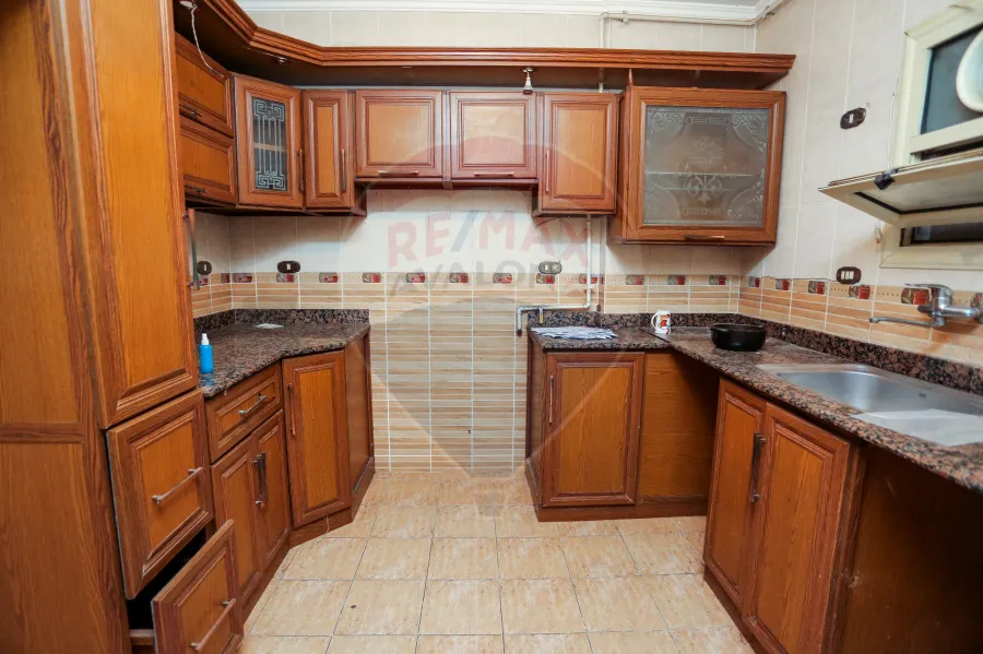 شقة للبيع 160 م زيزينيا ( ش مصطفي عبد الرازق )