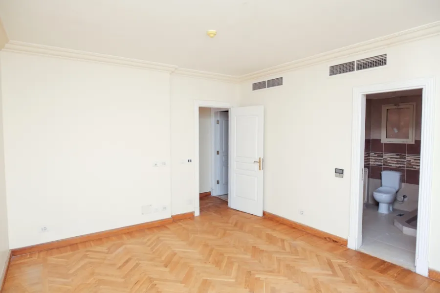 شقة للبيع 225م سموحة - عمارة اللوتس (ش فوزى معاذ الرئيسى)