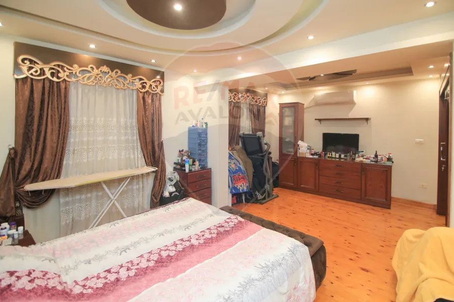 شقة للبيع 240 م محرم بك (ش المأمون مباشرة)