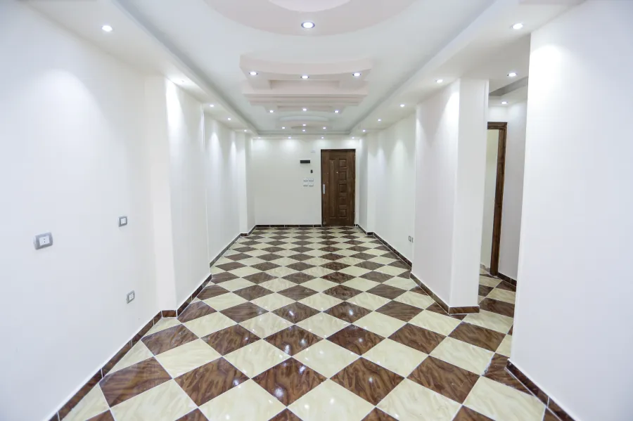 شقة للبيع 135 م ميامي ( ش قائد اسراب البحار )