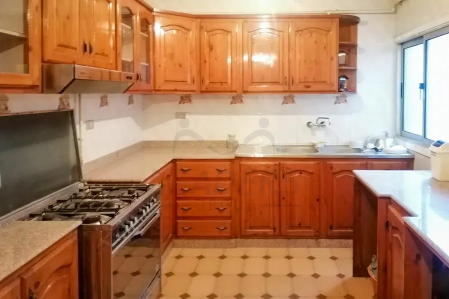 شقة للايجار 240 م لوران (علي الترام مباشرة)