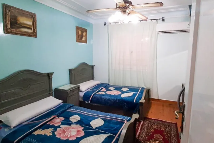 شقة للايجارمفروش 140م كامب شيزار (2 نمرة من البحر)