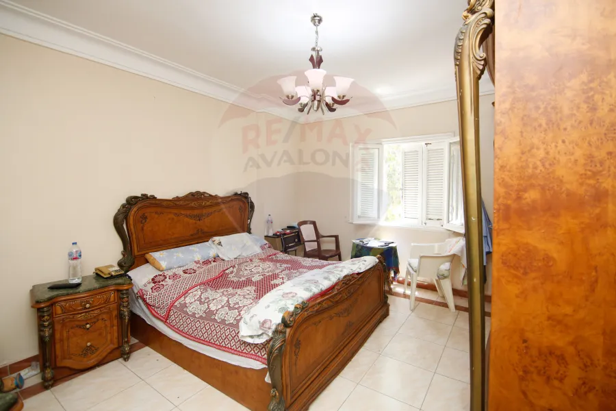 عقار للبيع 350م الأرض/800م مبانى لوران (خطوات من الترام)