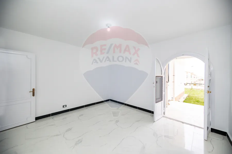 شاليه أرضي + حديقة للبيع الساحل (بالم بيتش)