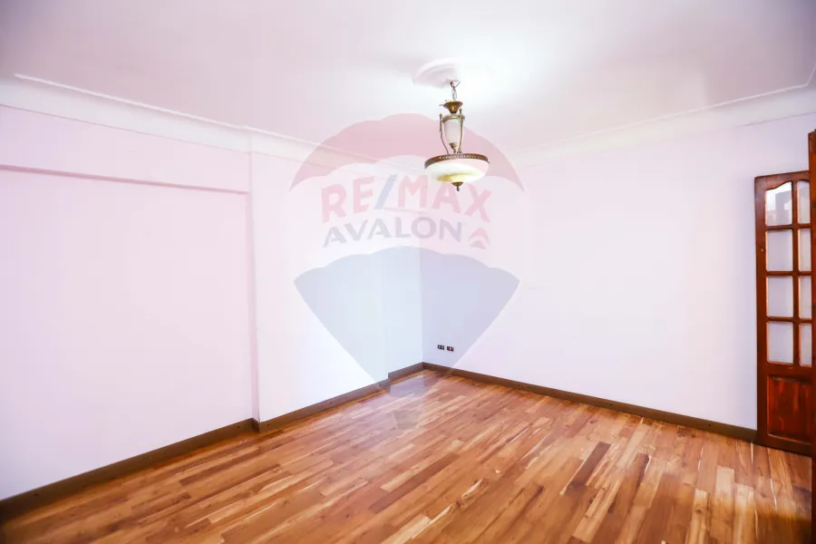 شقه للبيع 218 م جليم ( ش ابو قير مباشره )