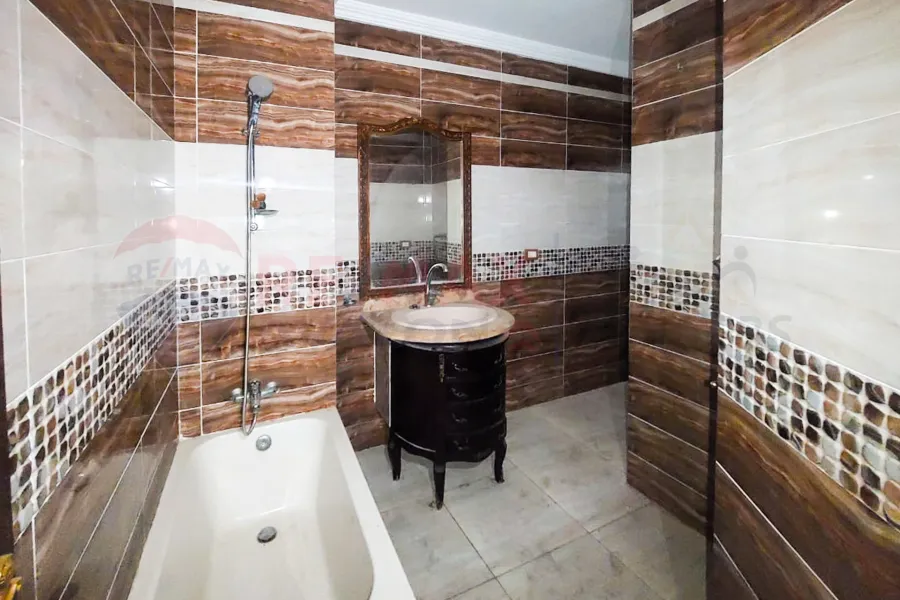 Apartment for rent 230 m Sporting (steps from the tram)