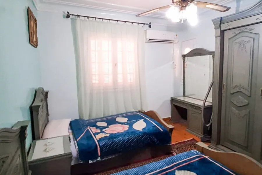 شقة للايجارمفروش 140م كامب شيزار (2 نمرة من البحر)