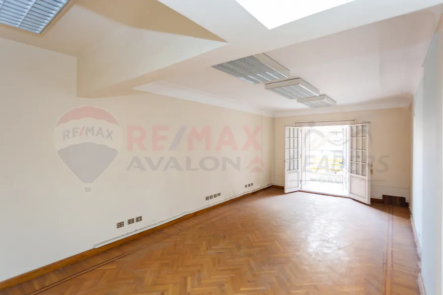 شقة للبيع 280 م زيزينيا (علي البحر مباشرة)