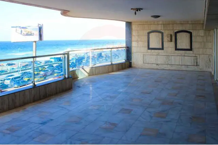 شقة للبيع 600 م سان ستيفانو ( عمارة النحاس) على البحر مباشرة