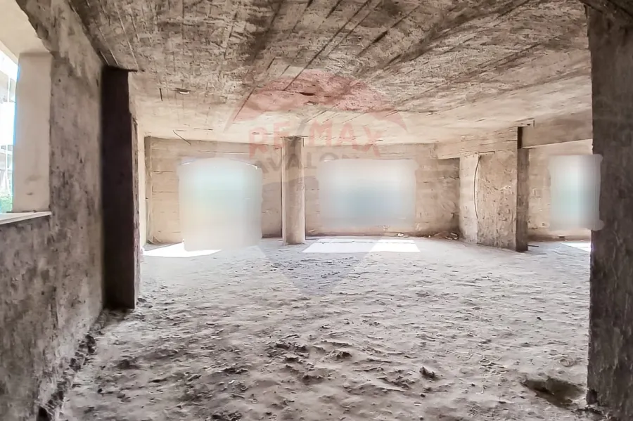 محل + ميزان للبيع  900 م سبورتنج (علي الترام)