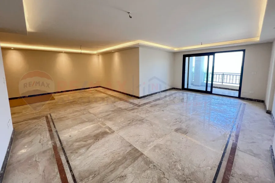 شقة للايجار 265 م الشاطبي (علي البحر مباشرة)