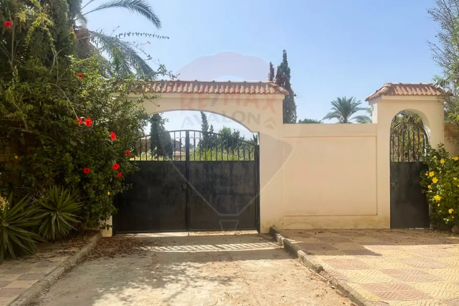 فيلا دوبلكس مسجلة للبيع 2,150 م كينج مريوط ( كمباوند بجوار فندق افريكانا )