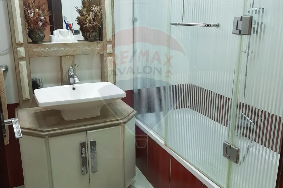 شقة للبيع 210 م السرايا (خطوات من البحر)