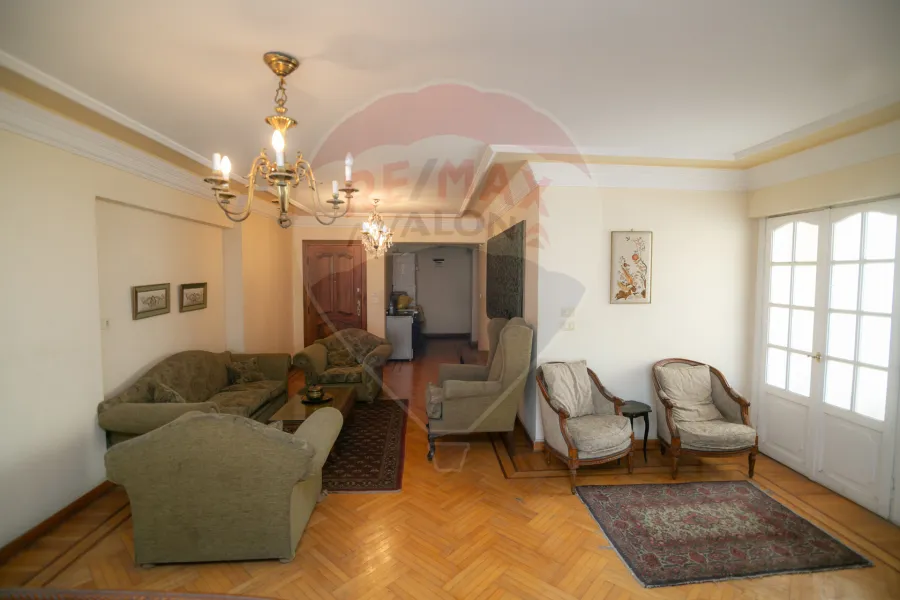 شقة للبيع 260 م جناكليس (ش ابو قير)  - 6,500,000 ج