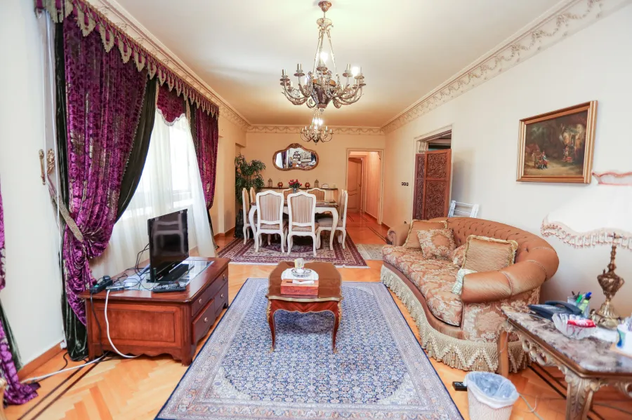 شقة للبيع 208 م سموحة (  ش فوزي معاذ - خطوات من ميدان فيكتور عمانويل)