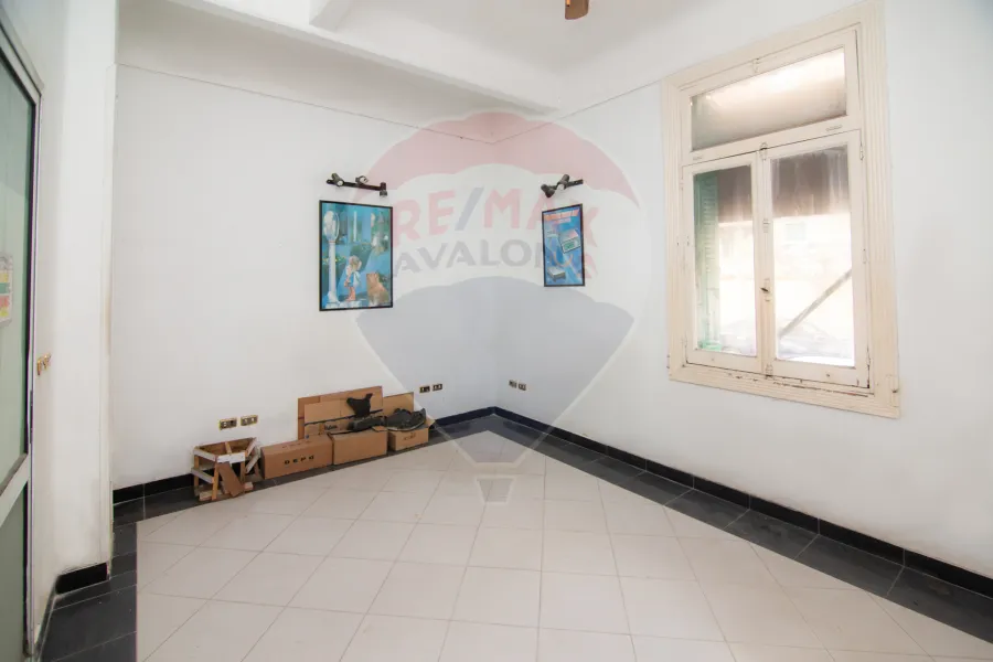 شقة إداري للبيع 125 م كيلوباترا (علي الترام مباشرة - وخطوات من ش أبو قير)