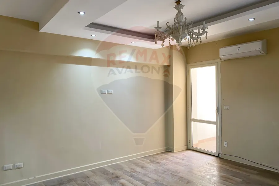 شقة للبيع 205 م رشدي (علي الترام مباشرة)