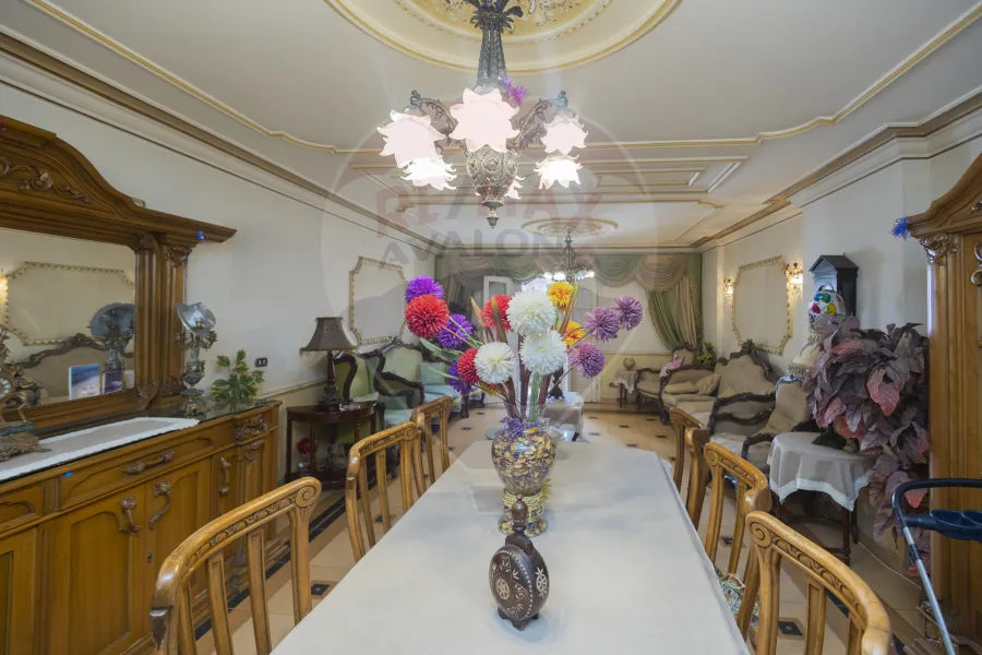 شقة للبيع 185 م جليم (ش محمود الديب - خطوات من البحر)