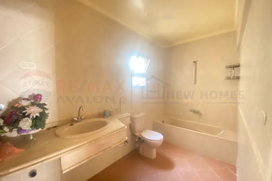 شقة للبيع 177 م لوران (علي الترام مباشرة)