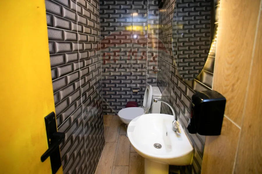 محل تجاري للإيجار 60 م جليم (علي الترام مباشرة)