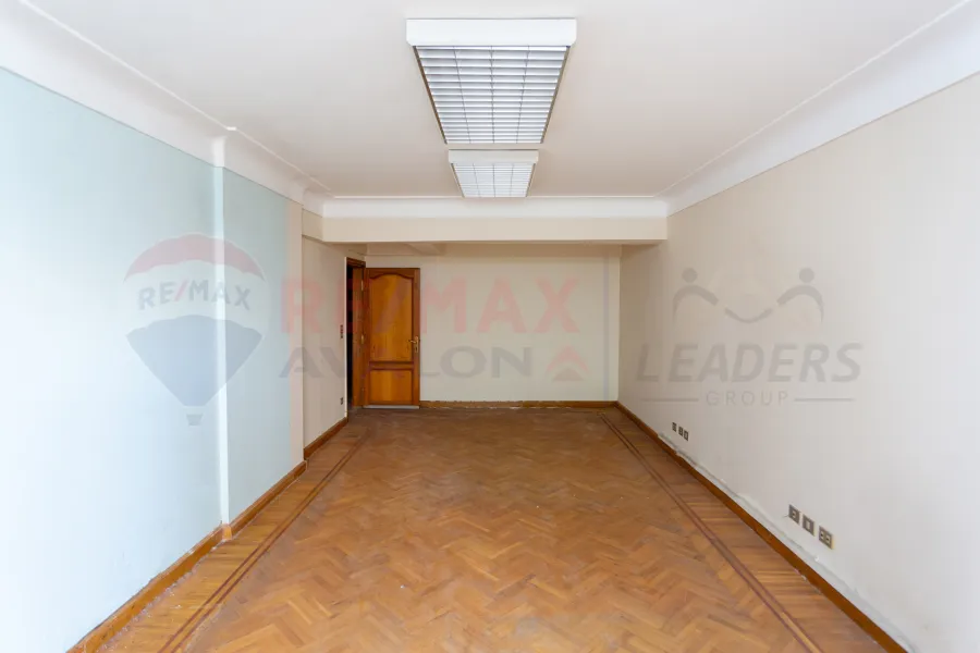 شقة للبيع 280 م زيزينيا (علي البحر مباشرة)