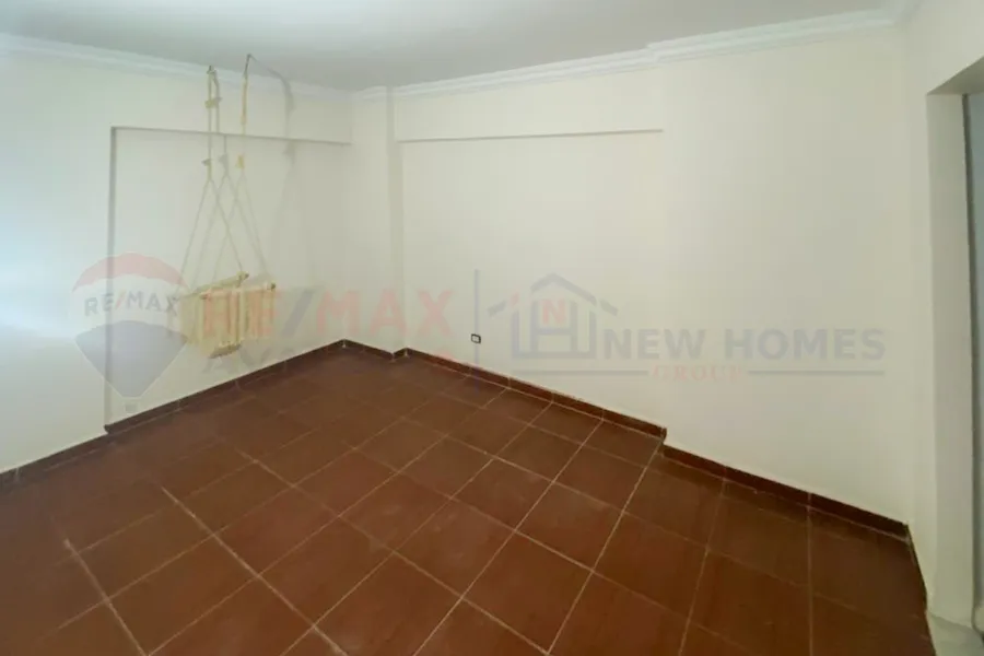 شقة للبيع 100 م جليم (ش زهران رشدي)