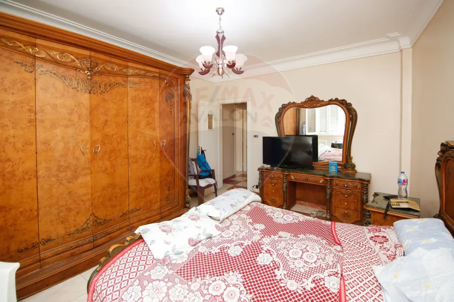 عقار للبيع 350م الأرض/800م مبانى لوران (خطوات من الترام)