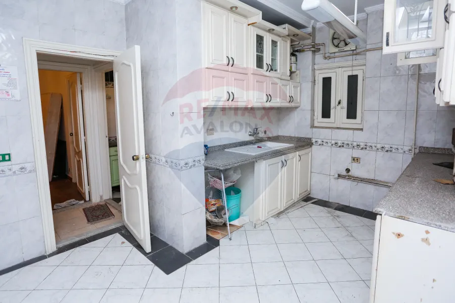 شقه للبيع 205 م لوران (خطوات من البحر)