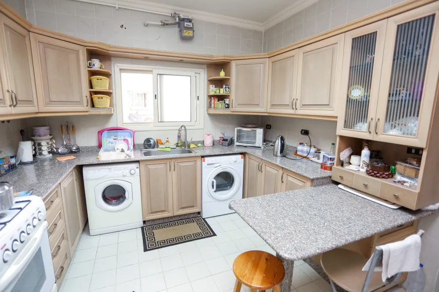 شقة للبيع 208 م سموحة (  ش فوزي معاذ - خطوات من ميدان فيكتور عمانويل)