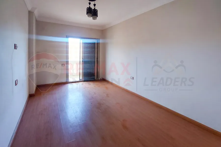 Apartment for rent 230 m Sporting (steps from the tram)