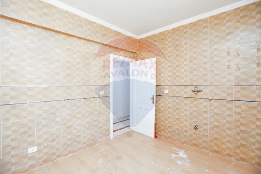 شقة للبيع ٢١٢ م جليم (شارع ابو قير الرئيسي)