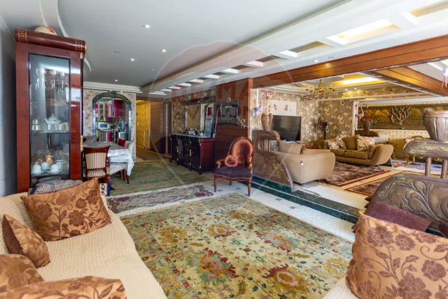 شقة للبيع 330 م سبورتنج (شارع طيبة)