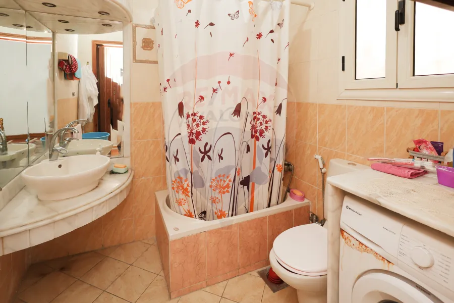 شقة للبيع 137 م جليم ( خطوات من البحر والترام)