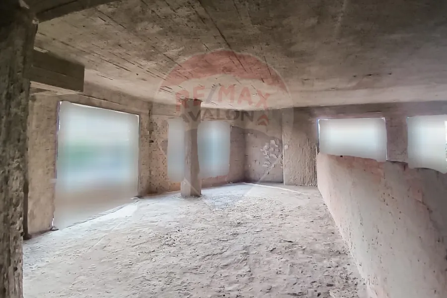 محل + ميزان للبيع  900 م سبورتنج (علي الترام)