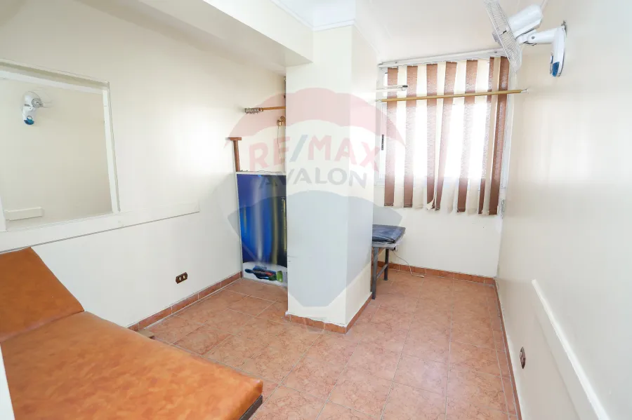 شقة إدارى للبيع 85 م كامب شيزار (ش عمر لطفى - على الترام مباشرة)