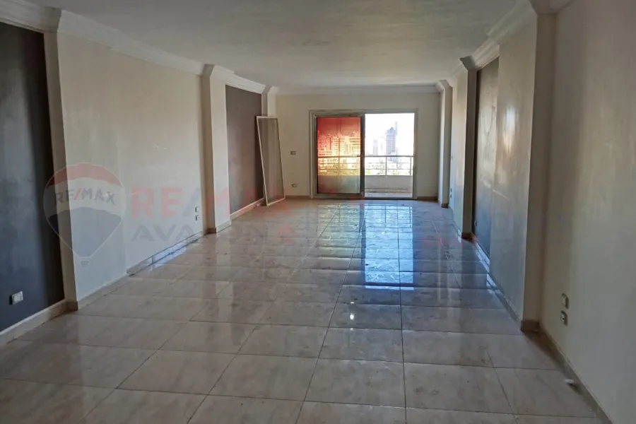 شقة للبيع 170 م سبورتنج (علي الترام مباشرة)