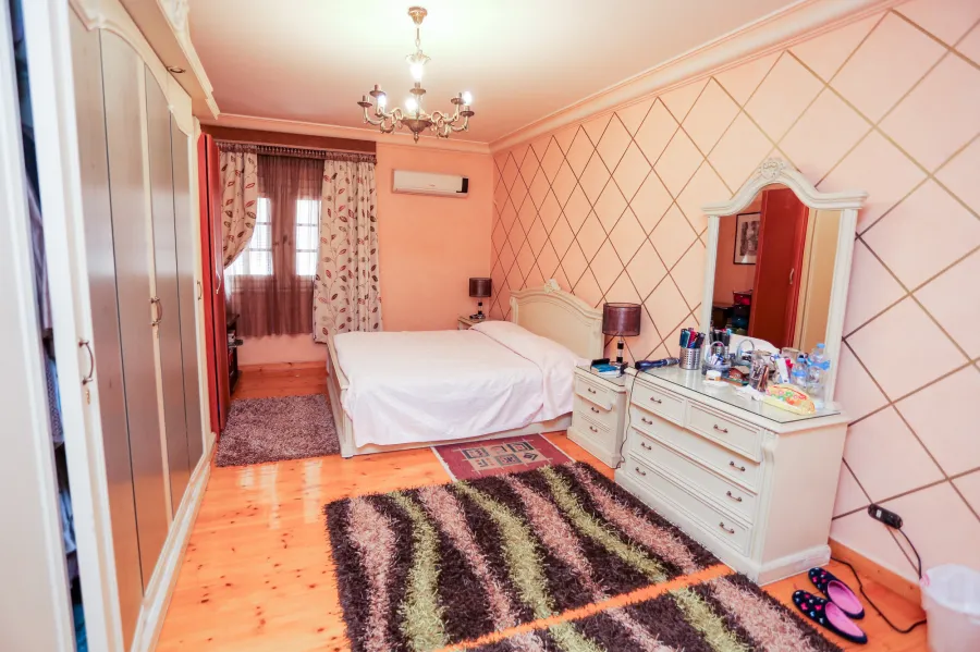 شقة للبيع 208 م سموحة (  ش فوزي معاذ - خطوات من ميدان فيكتور عمانويل)