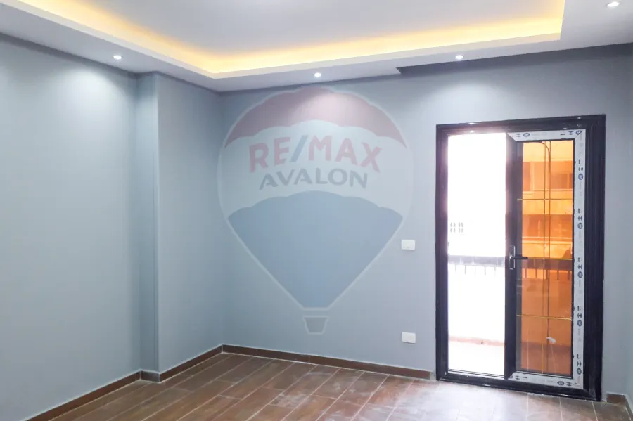 شقة للايجار 200 م الاقبال (علي الترام مباشرة)