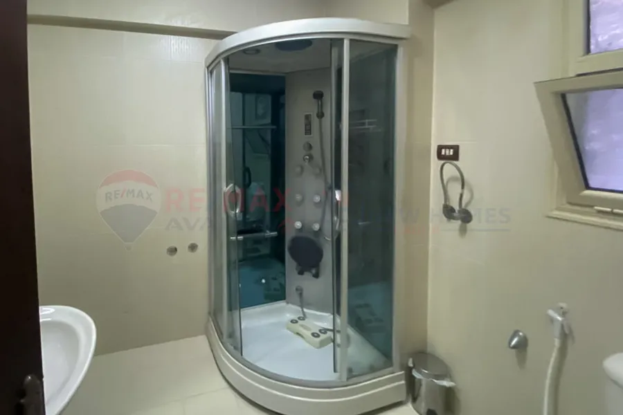 شقة للبيع 195 م كفر عبده (ش أحمد عبد العزيز)